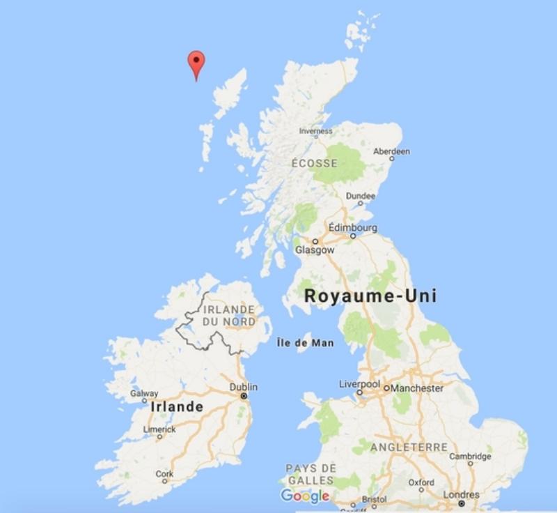 Un portrait d'Hector Berlioz composant sa Symphonie fantastique, entouré de partitions d'orchestre et d'instruments d'époque, dans son studio