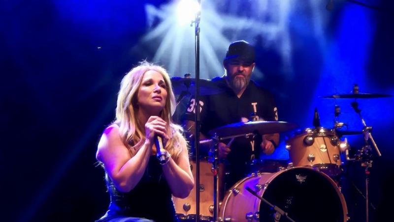 Hélène Ségara incarnant Esmeralda sur scène dans Notre Dame de Paris