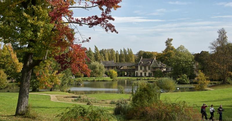 Le patrimoine culturel et l'impact du château de Versailles sur la France et le monde.