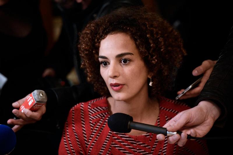 Une bibliothèque ancienne remplie de classiques de la littérature française, certains étant des lauréats du Prix Goncourt