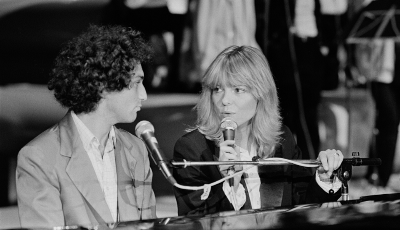 Artistes francophones célébrant l'influence internationale de l'histoire de chansons françaises