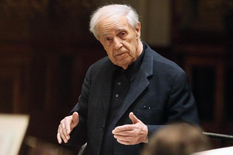 Pierre Boulez, figure emblématique de la musique contemporaine française, dirigeant un orchestre.