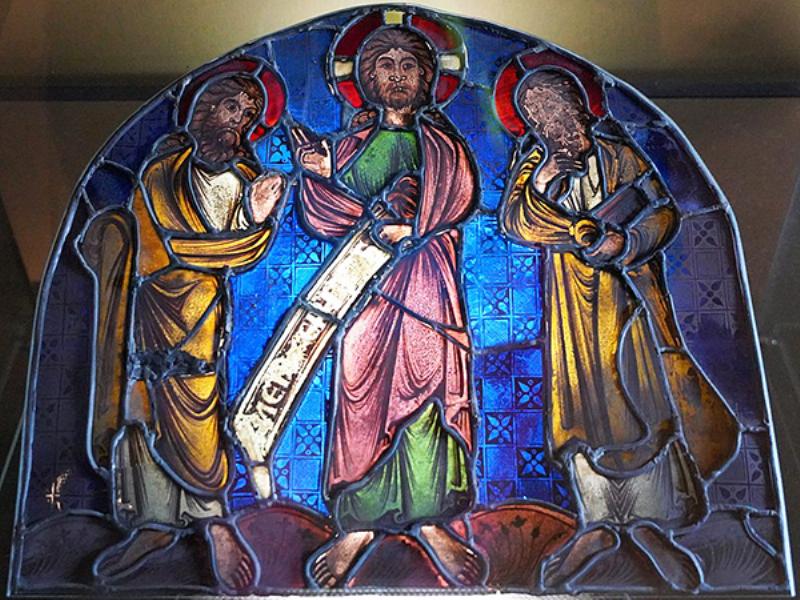 Histoire de la peinture sur verre en France, vitraux médiévaux illuminant une cathédrale