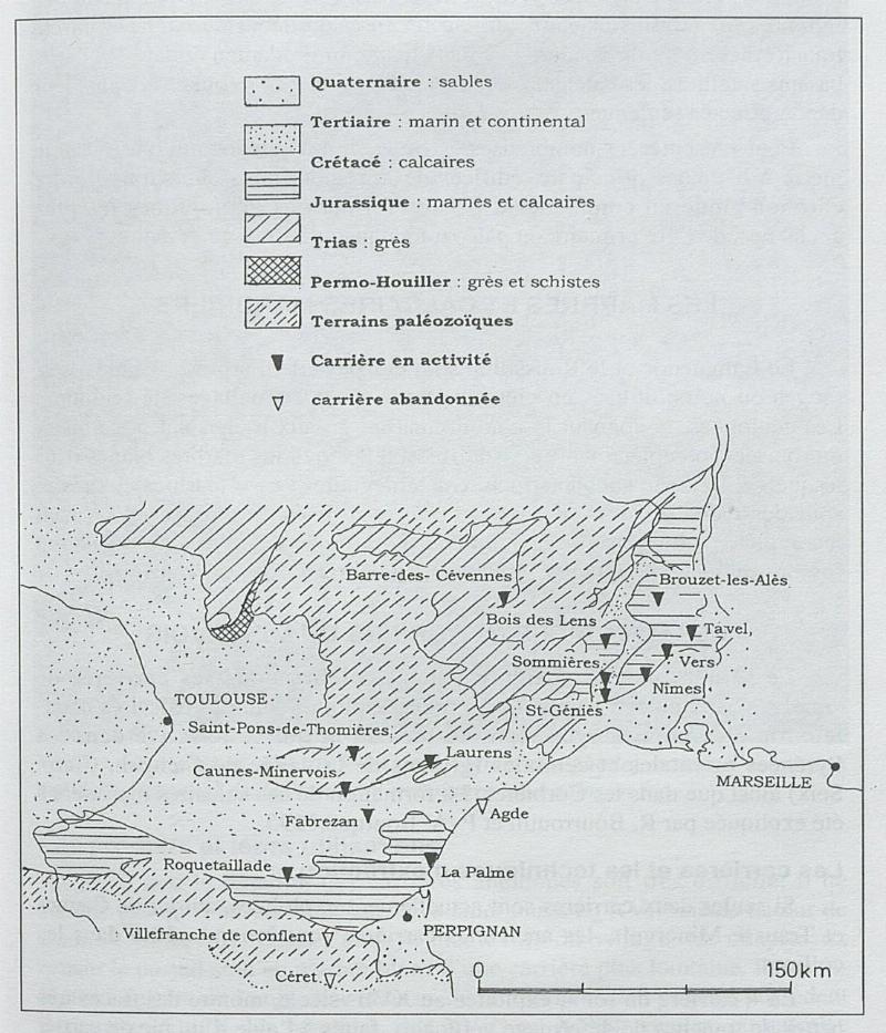 Une sculpture médiévale en pierre tendre ornant une cathédrale française, montrant des détails complexes et une patine ancienne.