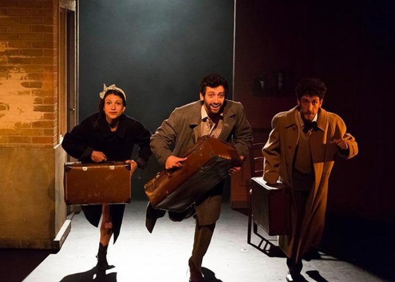 Chanson d'amour pour un homme: l'intimité d'un couple partageant un moment spécial sous les étoiles.