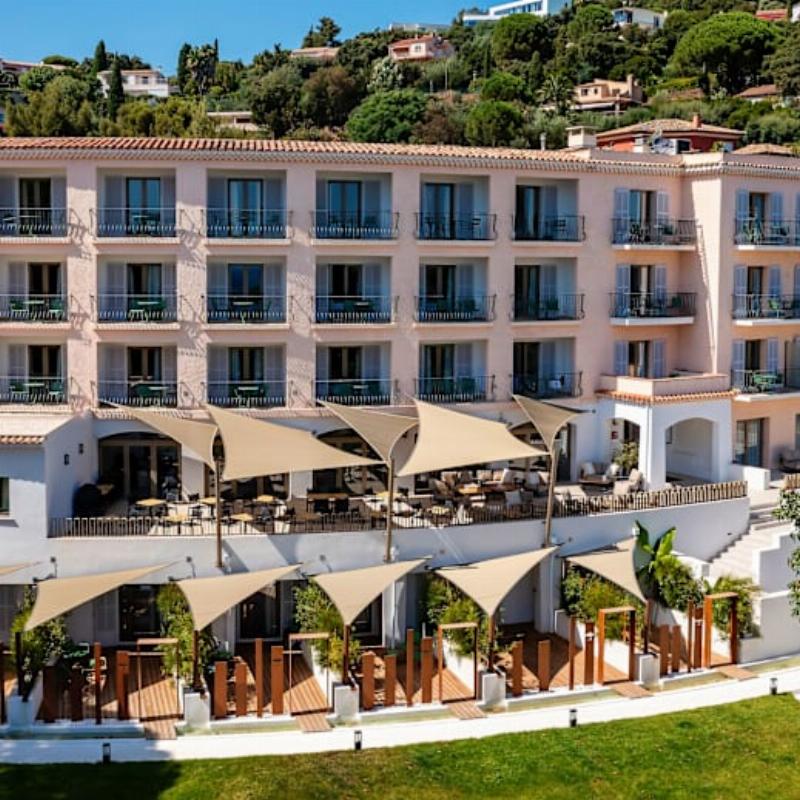 Un plat de poisson méditerranéen élégamment présenté sur la table d'un restaurant Hospitalet