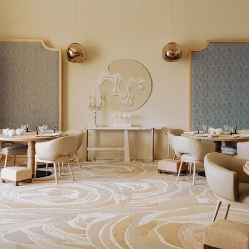 Une table dressée avec des verres de vin et un plat gourmet dans un cadre élégant de l'Hospitalet Narbonne