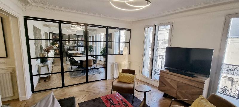 Façade d'un hôtel architectural parisien élégant avec balcons en fer forgé et détails classiques