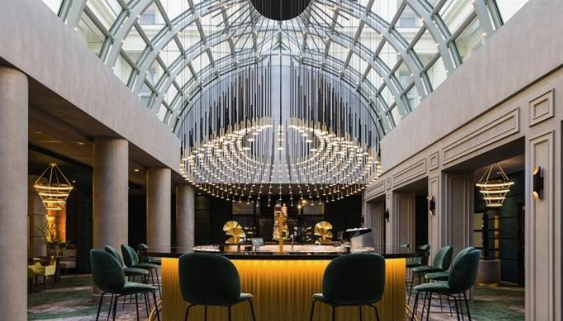 Façade de l'Hôtel Le Louis Versailles Château MGallery, élégance architecturale et proximité du château