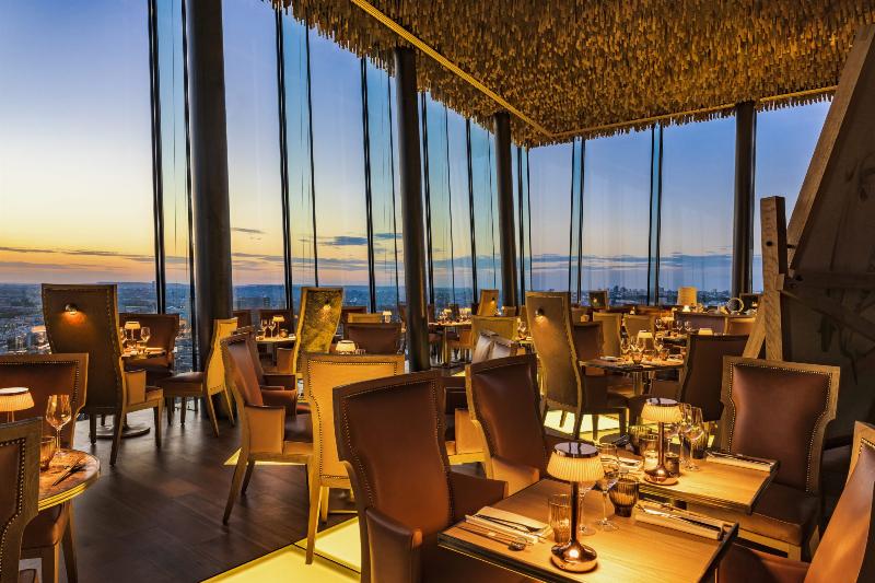 Vue panoramique de l'hôtel Notre-Dame de Paris et de la Seine au lever du soleil