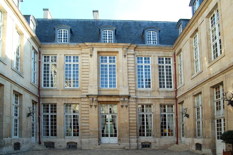 Hôtel particulier du XVIIIe siècle, élégance et raffinement de l'architecture classique