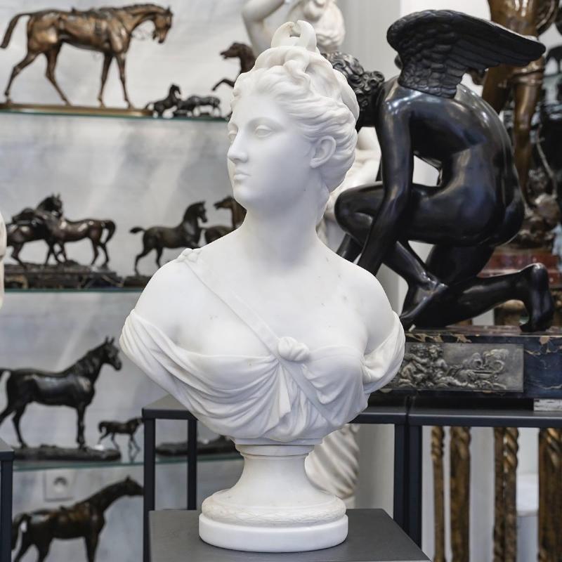 Statue en marbre de Diane Chasseresse par Jean-Antoine Houdon, déesse mythologique
