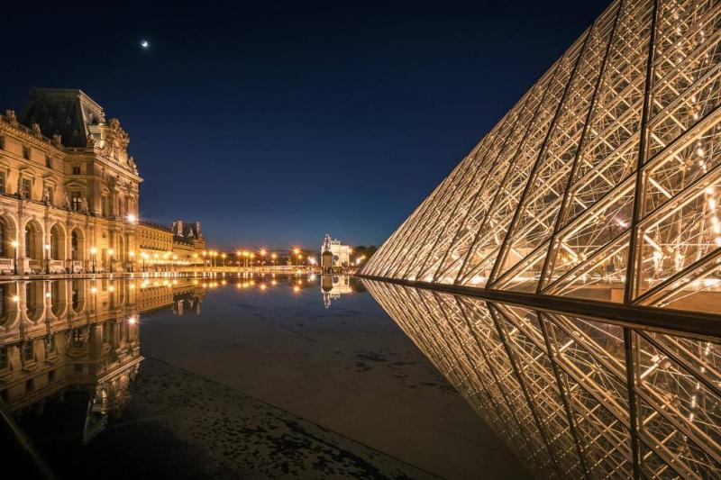 Façade de l'Institut du Monde Arabe avec ses moucharabiehs s'ouvrant et se fermant, jouant avec la lumière du soleil.