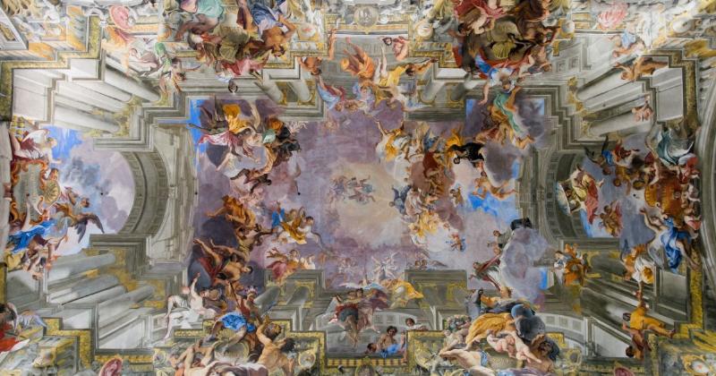 Un artiste français travaille sur une peinture illusionniste trompe l'oeil dans son atelier lumineux