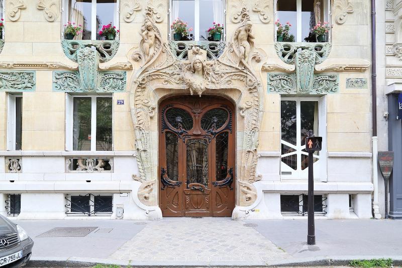 Détail de la façade richement décorée de l'immeuble Lavirotte, mettant en valeur la céramique de l'architecture Art Nouveau.