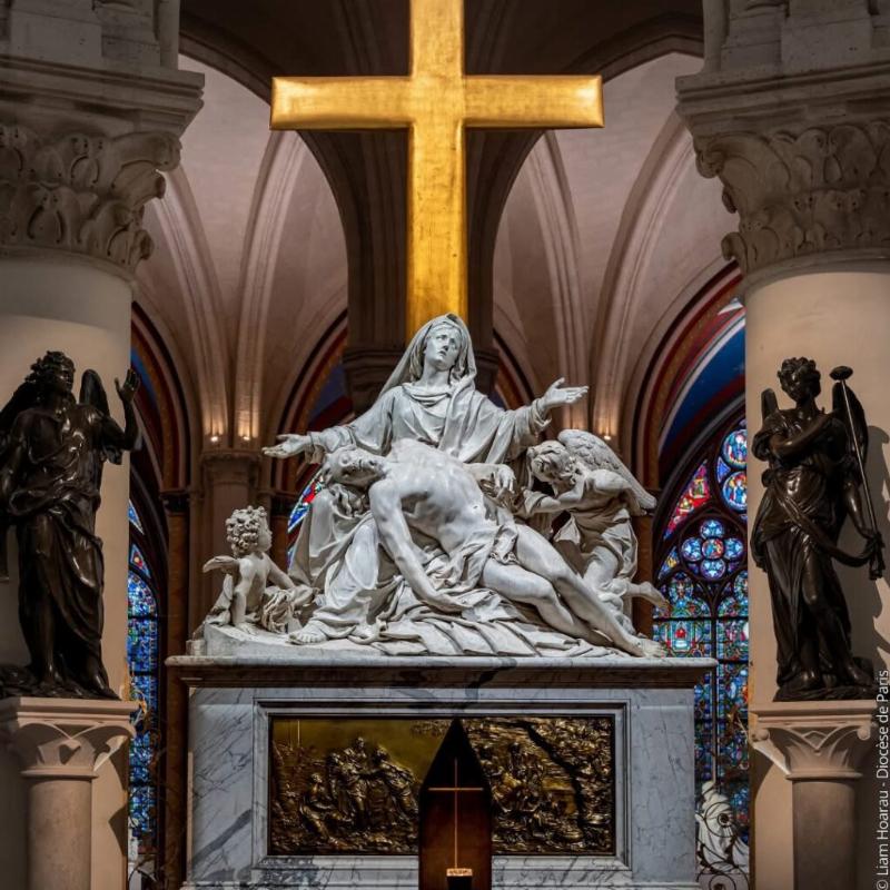 L'incendie dévastateur de Notre-Dame de Paris, avec des flammes s'échappant de la charpente historique