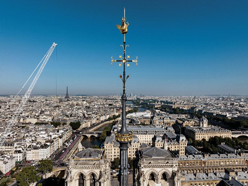 Vue impressionnante de l'incendie de Notre-Dame de Paris, avec la flèche en feu.