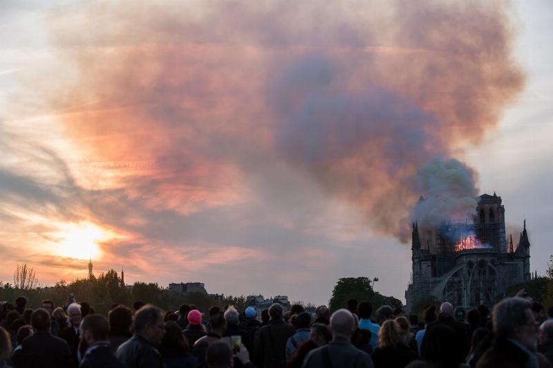 L'incendie de Notre-Dame de Paris en 2019, symbolisant la tragédie et la perte
