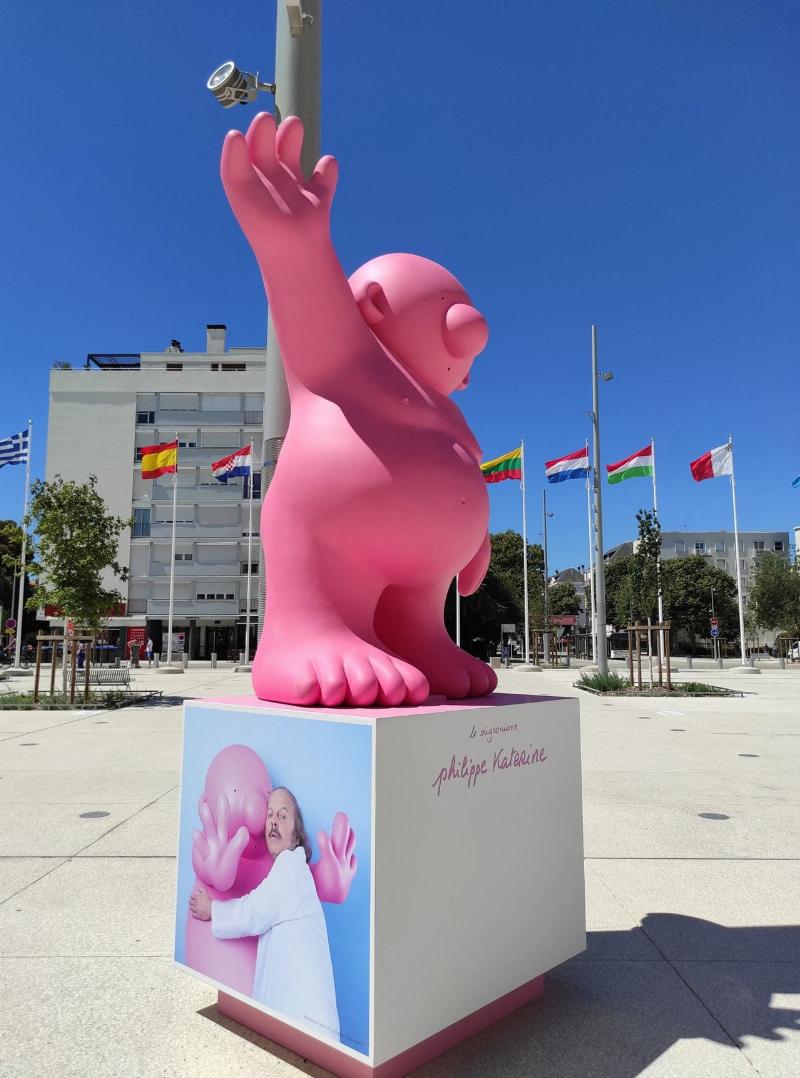 L'influence de la chanson française s'étend au-delà de la musique, touchant le cinéma, le théâtre et l'identité culturelle. 
