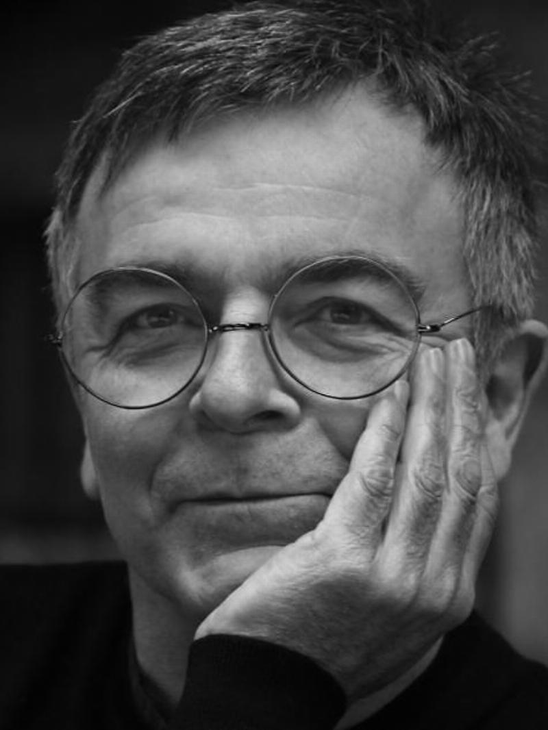 Inspiration pour la sculpture sur bois: un artiste créant une œuvre contemporaine à partir d'un tronc