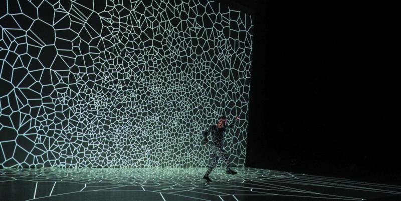 Une installation d'art contemporain lumineuse à Paris, explorant les arts plastiques numériques