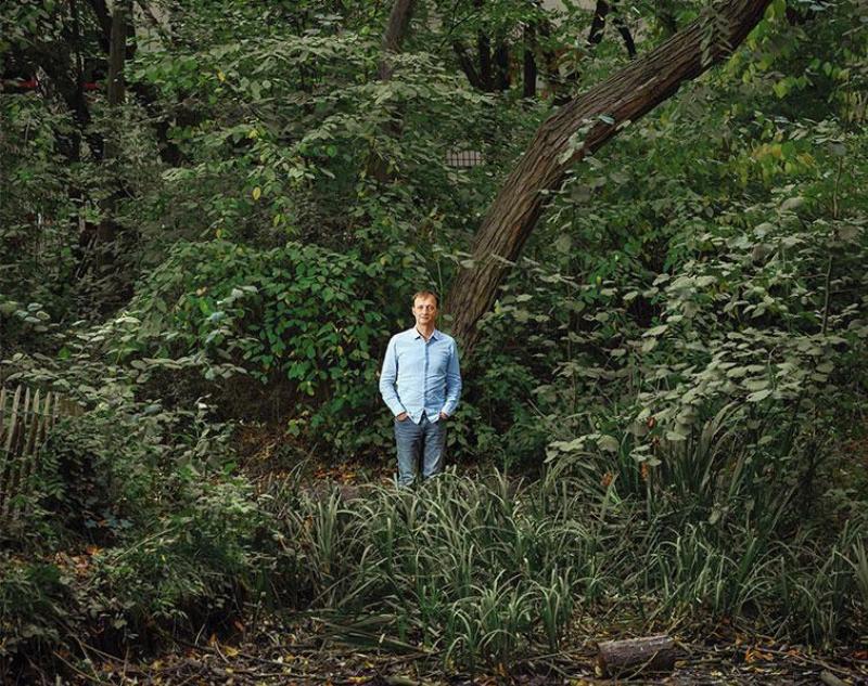 Une installation d'art vivant réagissant à la présence du public