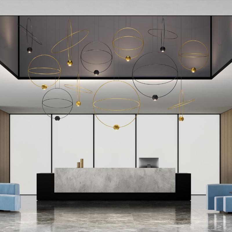 Installation de sculpture suspendue avec fils et lumière, créant des ombres dynamiques