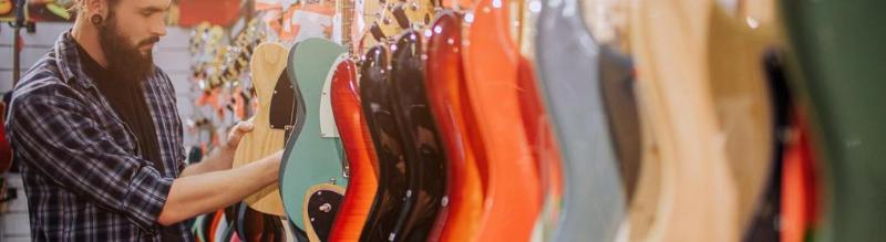 Instruments typiques de la chanson française ancienne: accordéon, piano et guitare, en gros plan