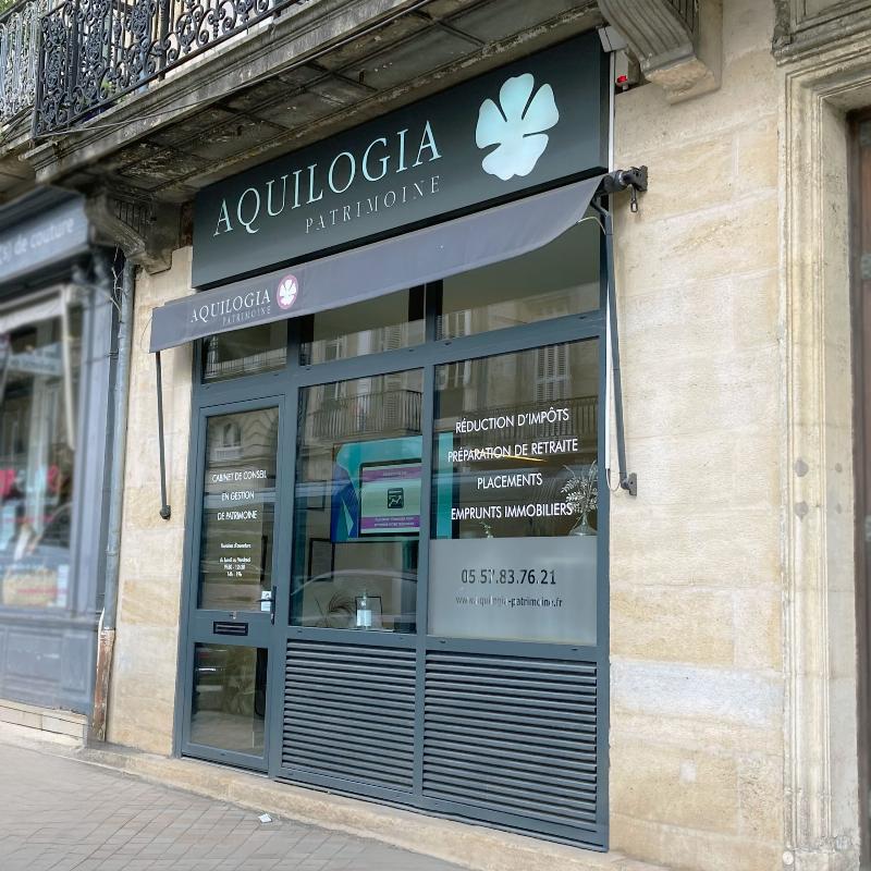 Intégration de l'architecture d'arcade moderne dans le tissu urbain.