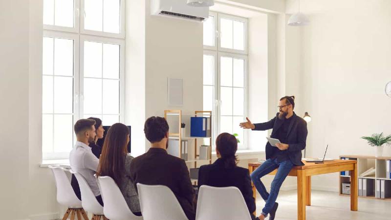 Une équipe agile travaillant sur l'intégration de données, reflétant les principes DevOps et l'efficacité moderne.