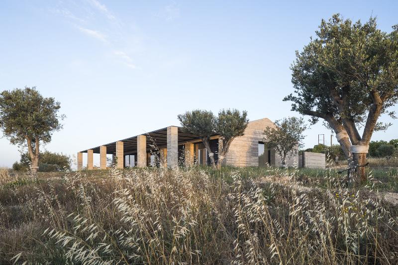 Intégration harmonieuse de l'architecture moderne dans le paysage sicilien