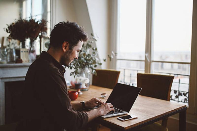 Intérieur d'un appartement parisien haussmannien, femme lisant dans le salon