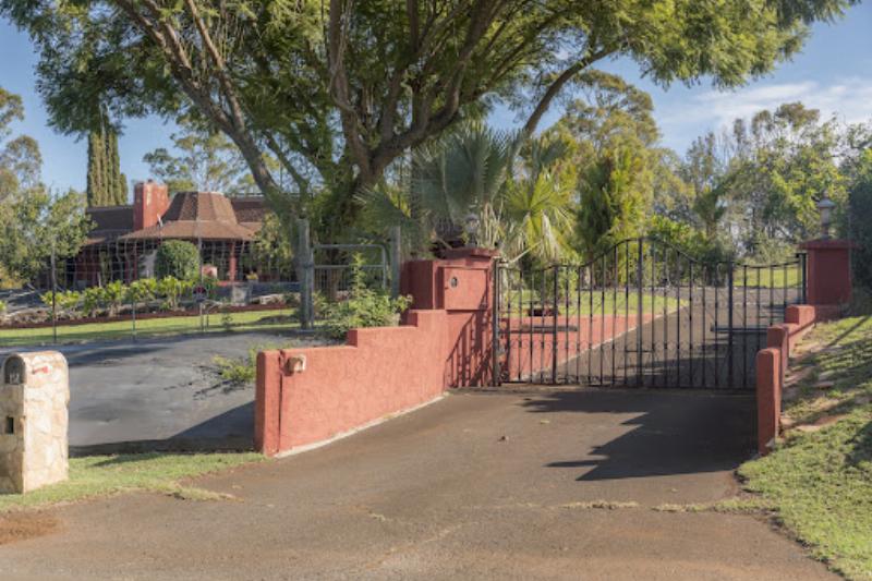 Intérieur lumineux d'une maison hawaïenne moderne, intégrant la lumière naturelle