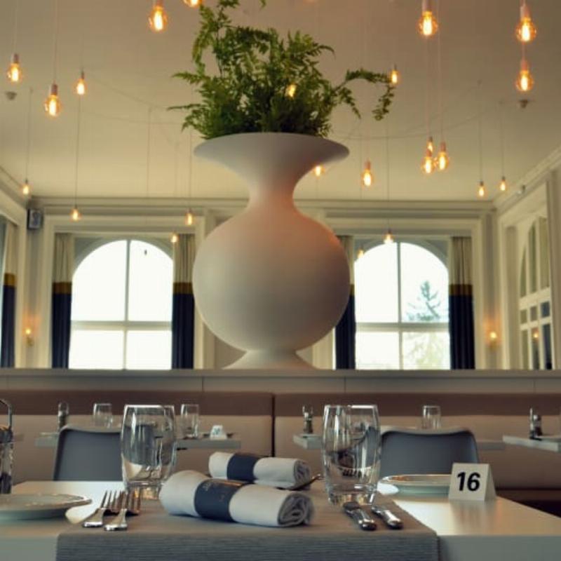 Intérieur blanc Seigneurie élégant avec lumière naturelle et design minimaliste