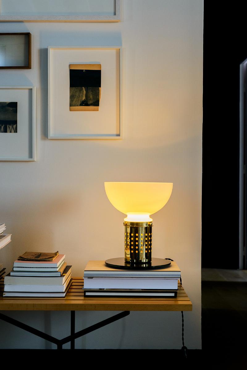 Intérieur de bureau d'architecture français avec lumière naturelle et élégance