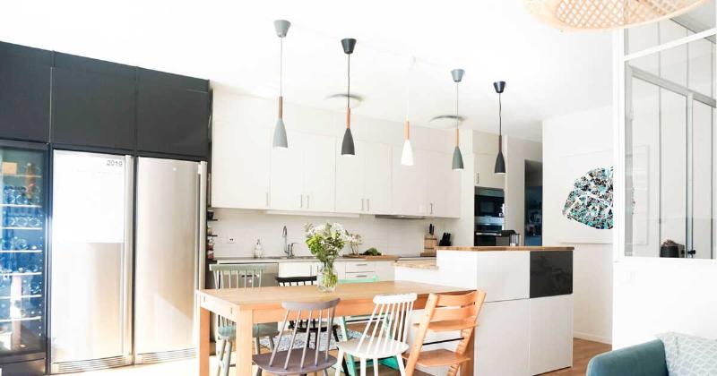 Intérieur chaleureux d'une cuisine ouverte et d'un salon dans une maison de campagne française moderne