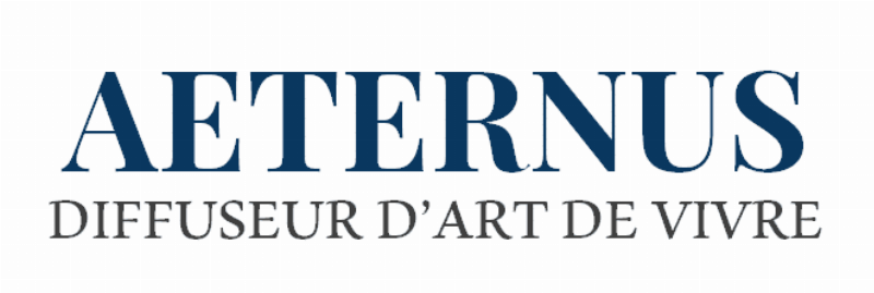 Intérieur d'une cathédrale gothique avec vitraux colorés inondant l'espace de lumière mystique