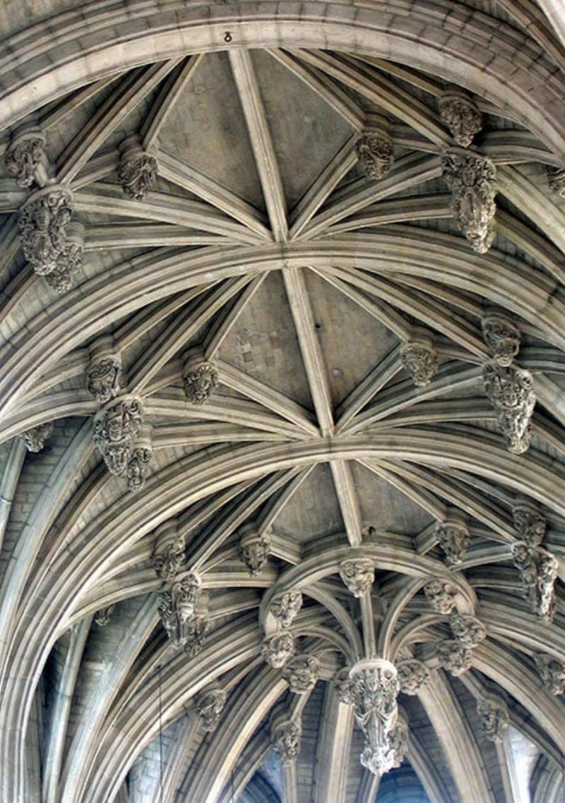 L'intérieur de la Cathédrale Notre-Dame révélant ses proportions grandioses et la hauteur de ses voûtes