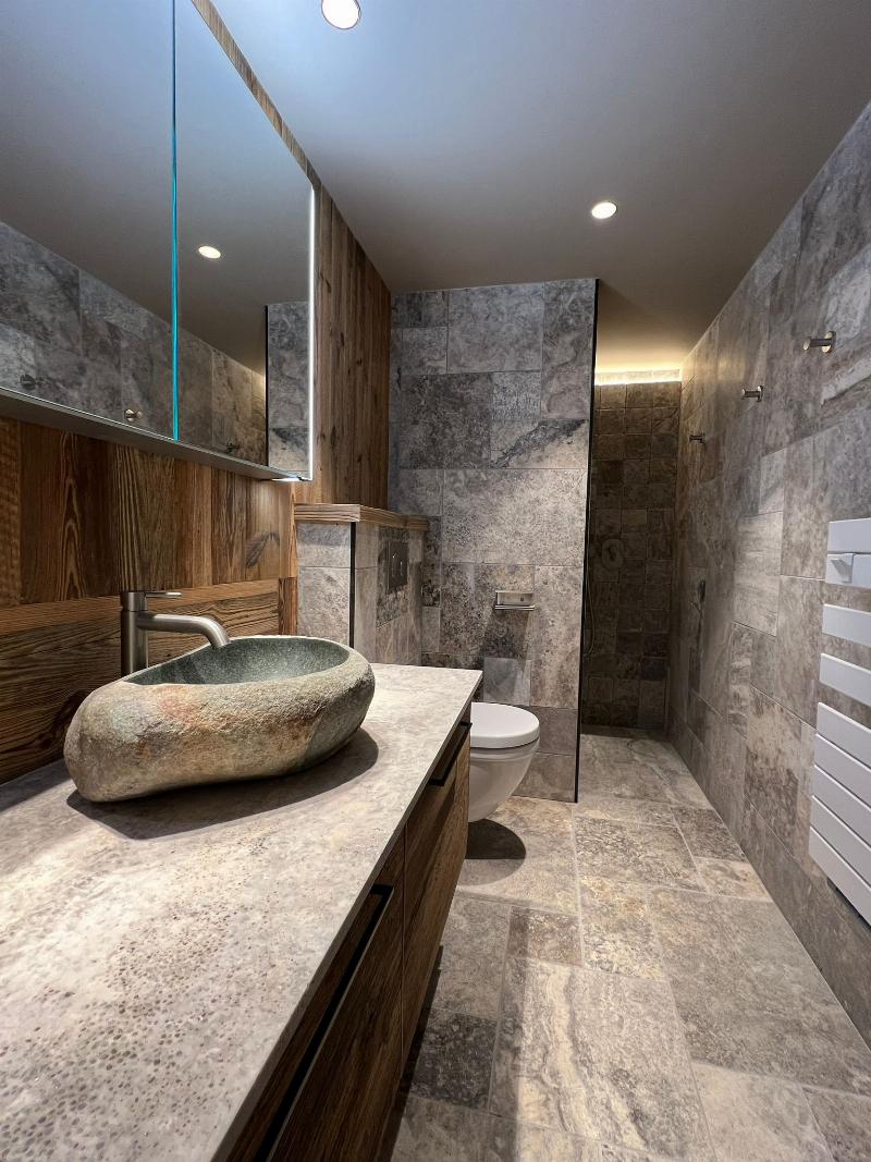 Intérieur d'un chalet suisse moderne avec une touche française, alliant confort et élégance.