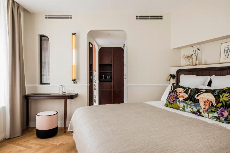 Intérieur élégant d'une chambre d'hôtel parisien avec vue sur la ville