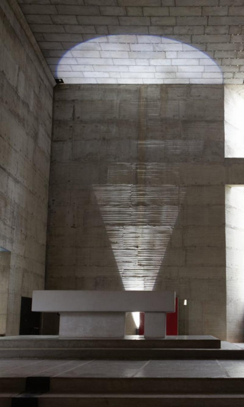 Intérieur du Couvent de La Tourette montrant le jeu de lumière et les formes brutes.