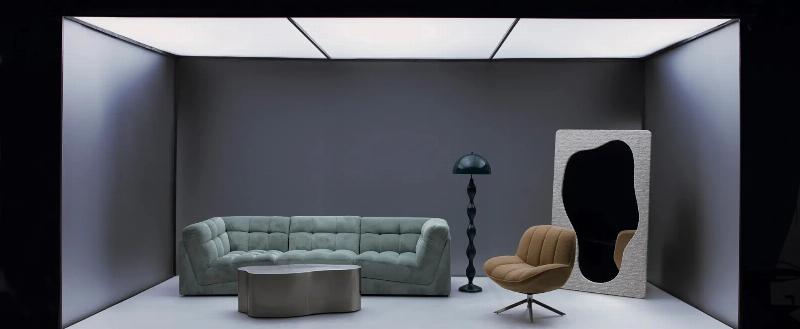 Intérieur de salon design moderne avec une peinture gris bleu apaisante et des accents boisés