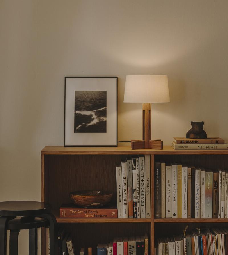 Intérieur moderne avec lampe Le Corbusier, design épuré, ambiance chaleureuse