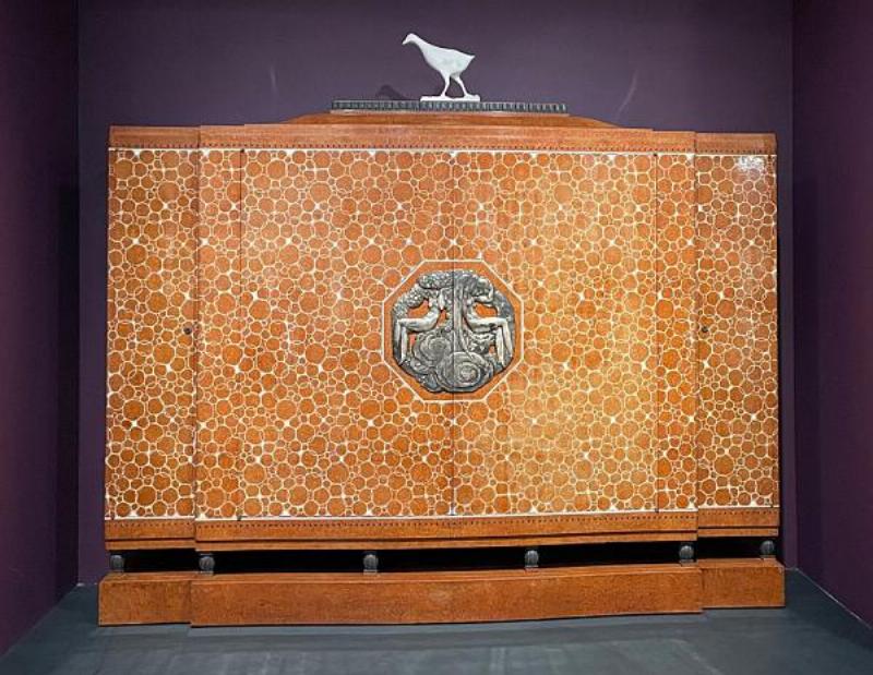 Un intérieur élégant mettant en scène le mobilier Le Corbusier, alliant modernité et confort.