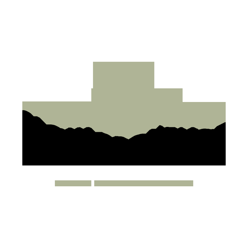 Intérieur épuré et lumineux d'une maison rurale moderne avec vue sur la campagne