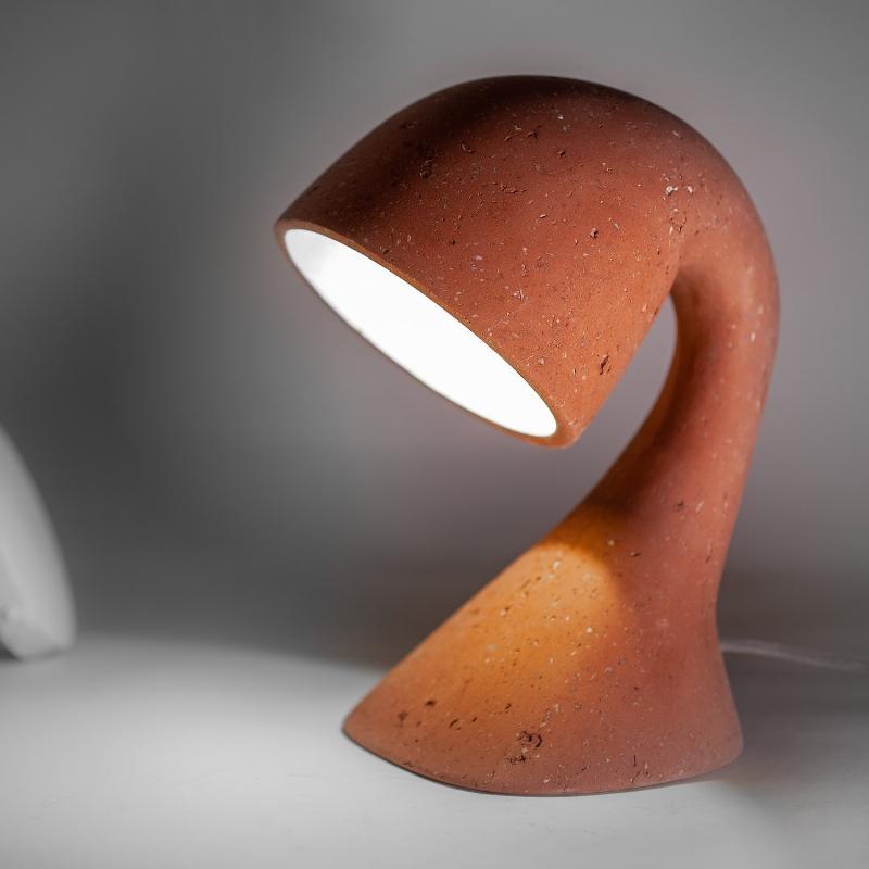 Intérieur moderne et minimaliste utilisant des matériaux naturels et durables