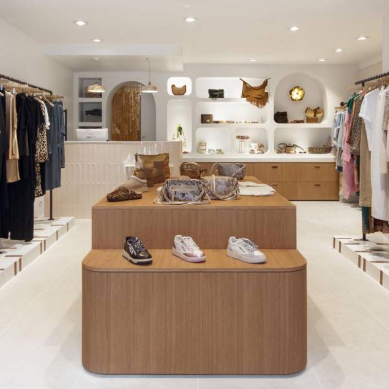 Intérieur lumineux d'une villa moderne architecture avec mobilier design et espaces ouverts