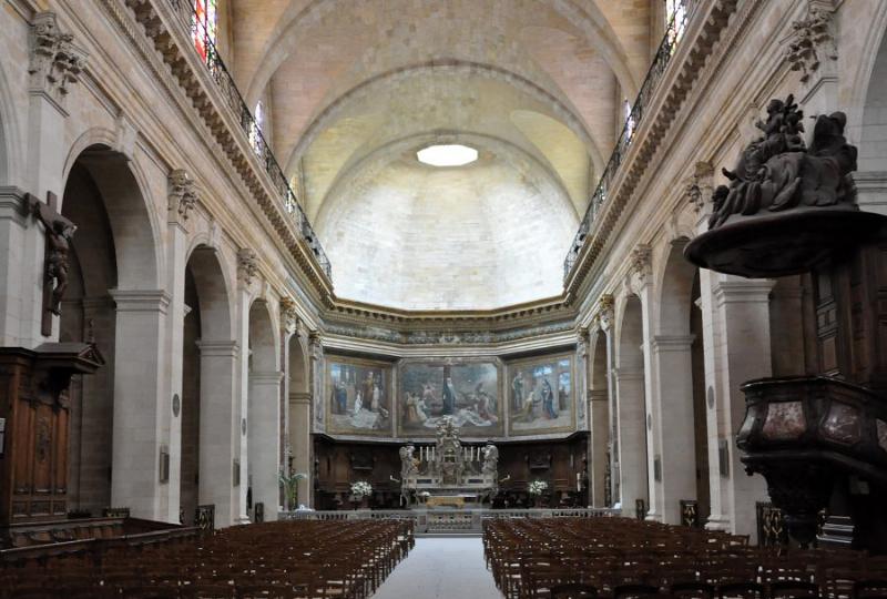 Vue de l'autel et de la nef de l'Église Notre Dame de l'Assomption, Paris, éclairée par des vitraux colorés
