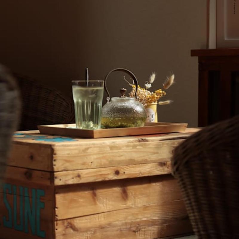 Intérieur d'une église moderne minimaliste, baignée de lumière naturelle, avec des bancs en bois et une atmosphère paisible