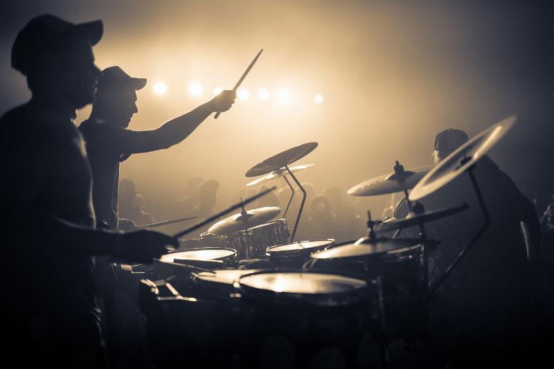 Intérieur d'une église parisienne ornée pour un concert de musique classique